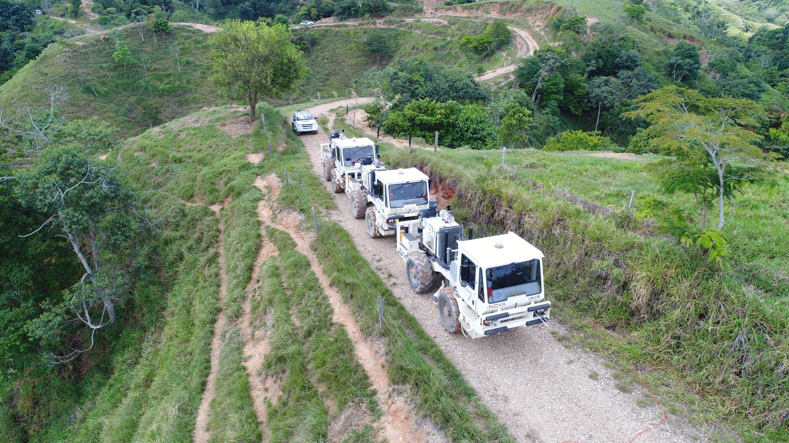 Tres camiones vibradores UNIVIB de PetroSeismic Services en formación sobre trocha