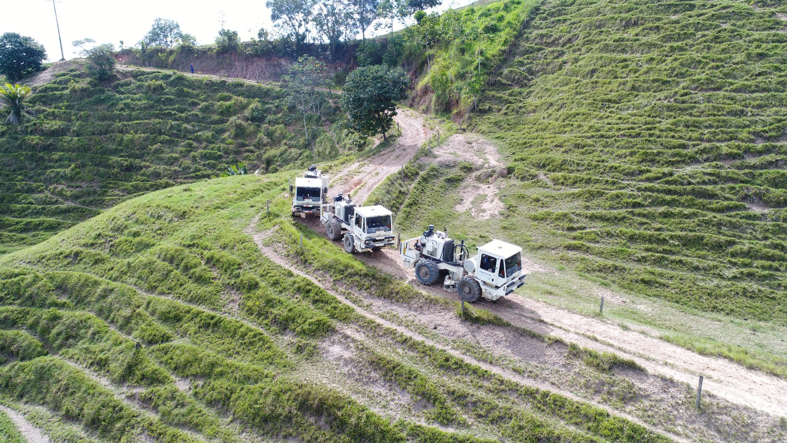 Vibradores ascendiendo por trocha en ladera de montaña